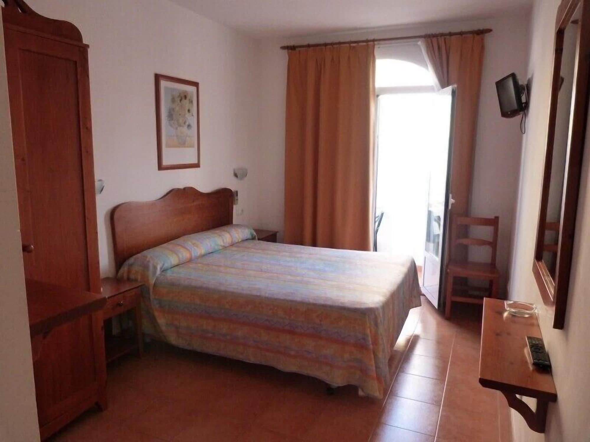 Hotel Geminis Ситадела Екстериор снимка