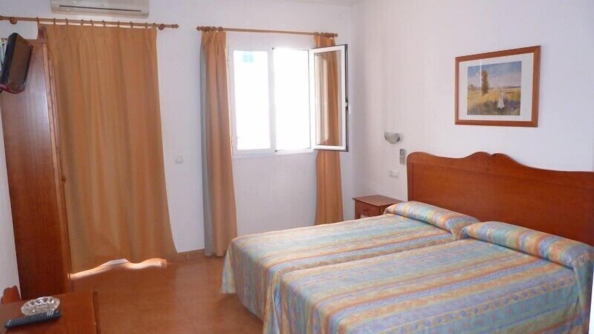 Hotel Geminis Ситадела Екстериор снимка